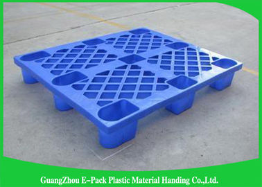 Pallet di plastica neri accatastabili di scivoli, materiale riciclato 100% di plastica leggero dei pallet