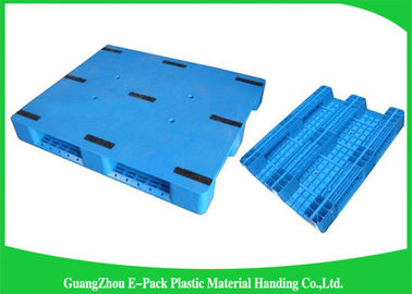 I pallet di plastica accatastabili di dimensione standard, doppio hanno affrontato l'alto carico dei pallet resistenti