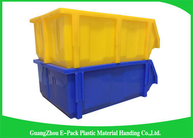 Scatole di stoccaggio di plastica industriali fissate al muro dello scaffale, recipienti accatastabili di plastica resistenti