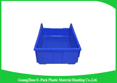 Scatole di stoccaggio di plastica industriali fissate al muro dello scaffale, recipienti accatastabili di plastica resistenti