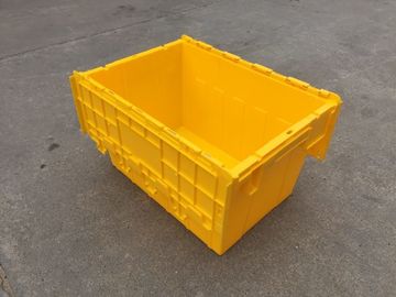 I silos di immagazzinamento di plastica gialli hanno attaccato i coperchi impilati per trasporto