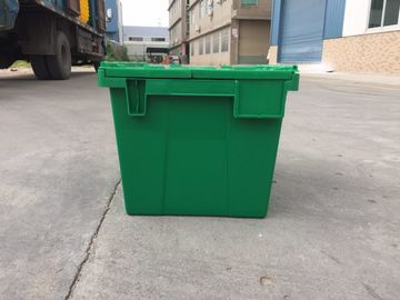 I silos di immagazzinamento di plastica gialli hanno attaccato i coperchi impilati per trasporto