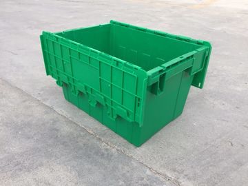 I silos di immagazzinamento di plastica gialli hanno attaccato i coperchi impilati per trasporto