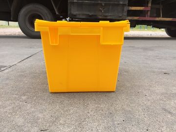 I silos di immagazzinamento di plastica gialli hanno attaccato i coperchi impilati per trasporto