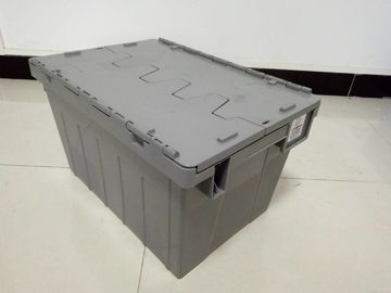 I silos di immagazzinamento di plastica gialli hanno attaccato i coperchi impilati per trasporto