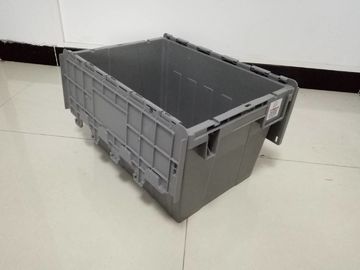 I silos di immagazzinamento di plastica gialli hanno attaccato i coperchi impilati per trasporto