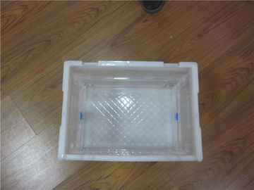 Lisci dentro i recipienti di plastica pieghevoli portatili che trattano il materiale