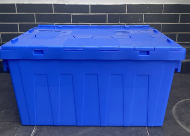 La logistica di Recycable impila i contenitori allegati di plastica del coperchio