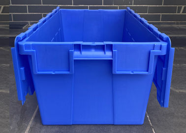 La logistica di Recycable impila i contenitori allegati di plastica del coperchio